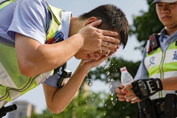 富农优配资源 阳光下的守护 ｜ 重庆九龙坡交警：高温中的坚守