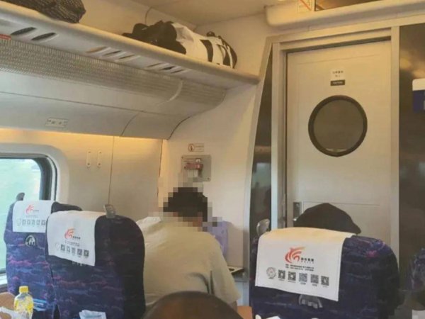 中证策略 极目锐评丨高铁邻座遇宽大体型男子致拥挤？解决问题别光靠乘客“忍一下”